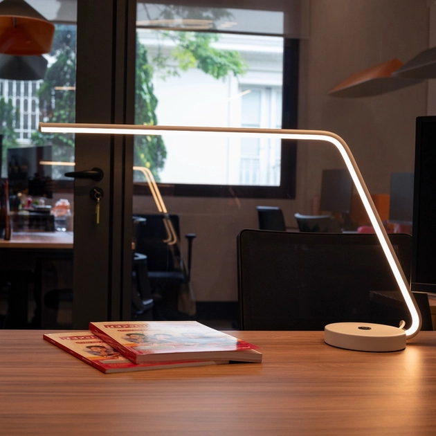 Luminaria De Mesa Led Aluminio 12w 3000k Linea
